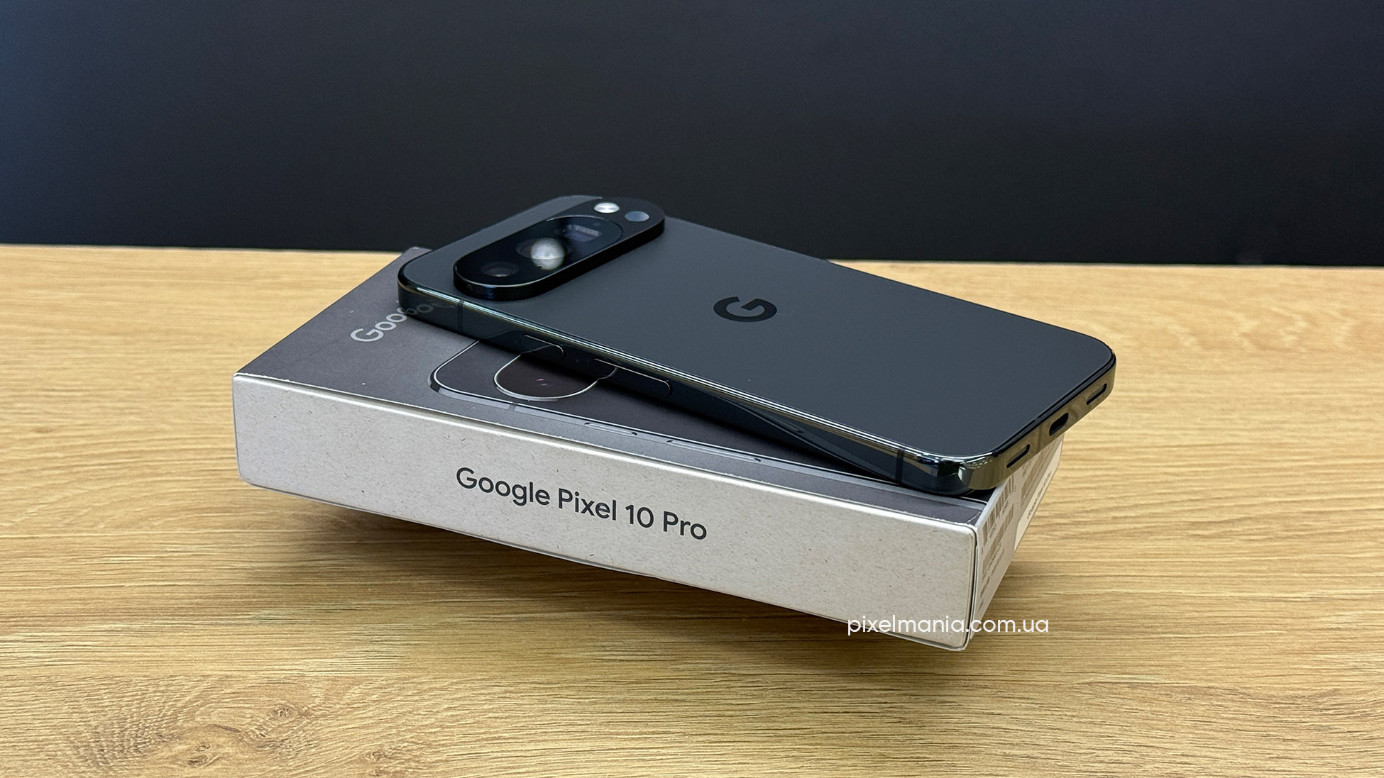 Google Pixel 10 Pro: вигляд збоку на коробці