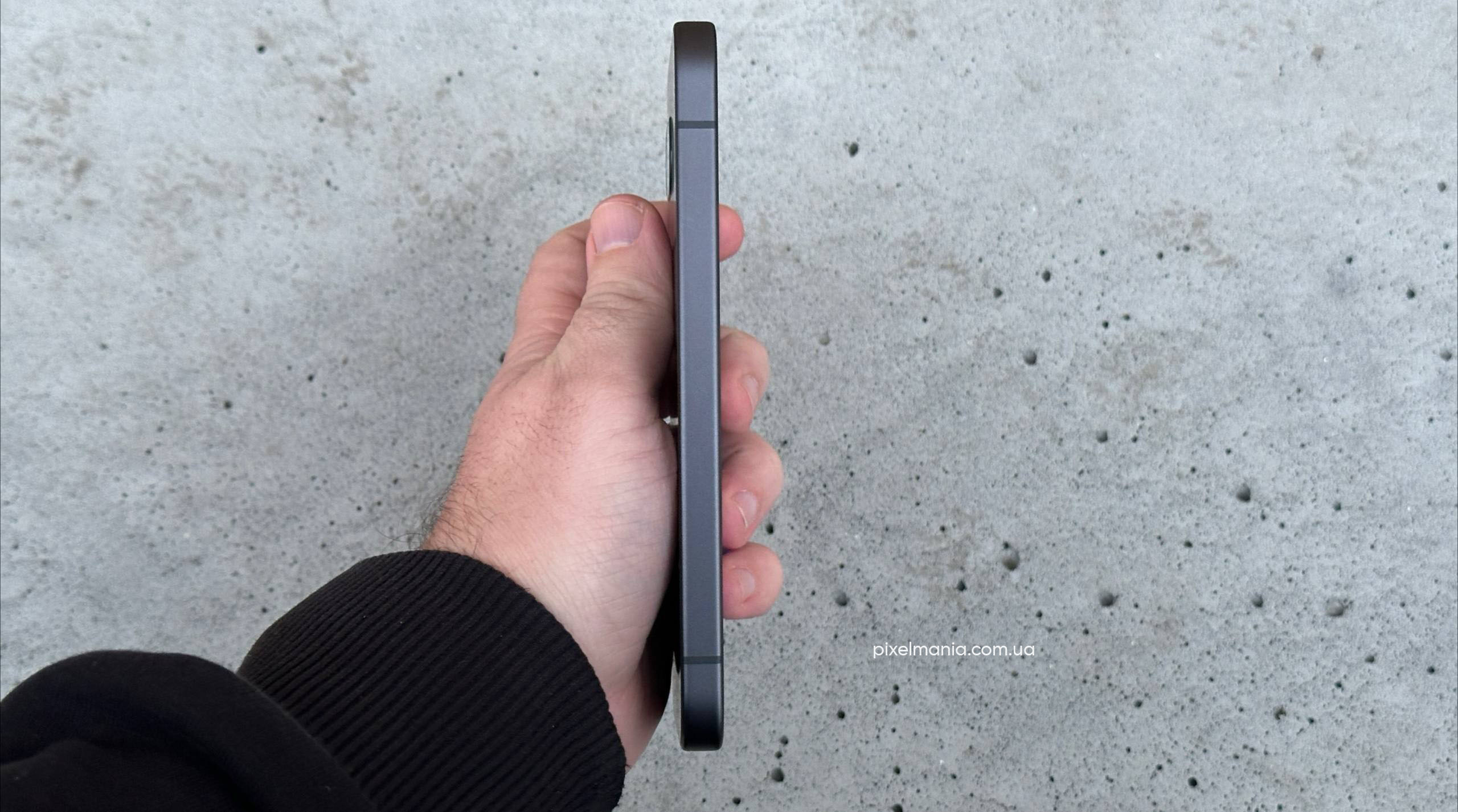 Google Pixel 9a - вигляд збоку