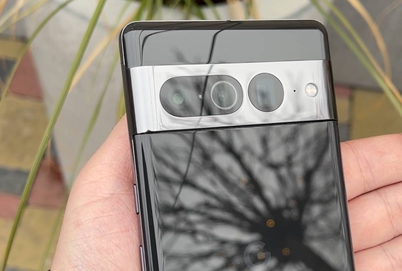 Google Pixel 7 Pro in hand