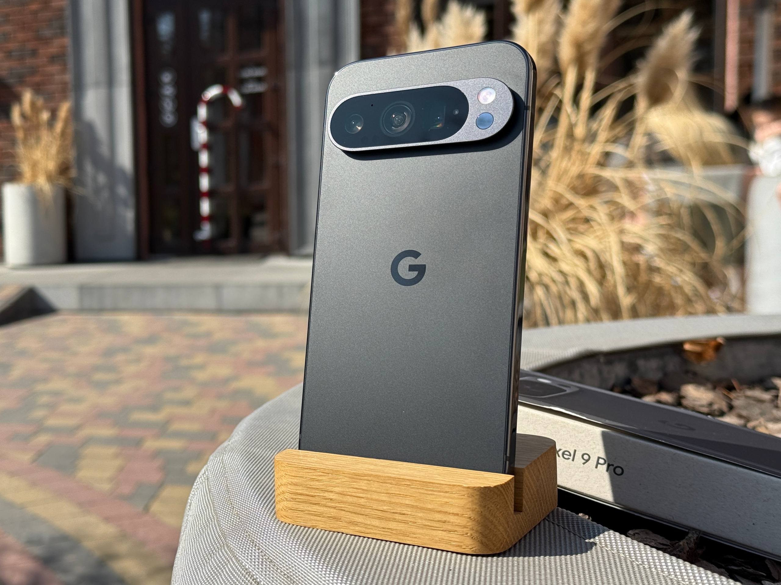 Смартфон Google Pixel у руці, задня кришка