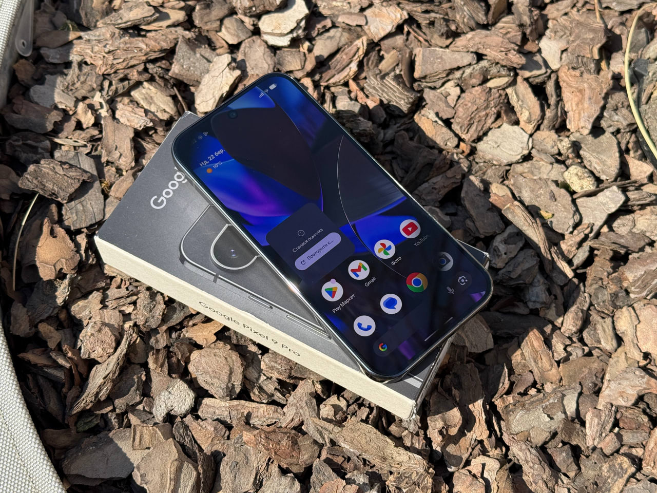 Смартфон Google Pixel, увімкнений дисплей, коробка